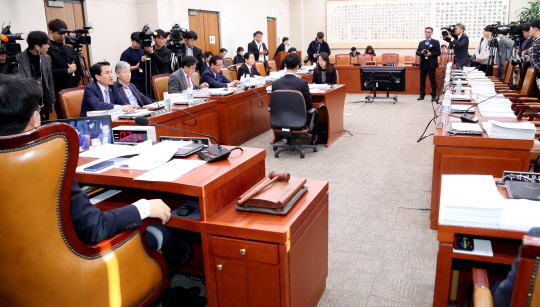 법사위 파행 더불어민주당 법사위 소속 의원들이 6일 국회에서 열린 법사위원회에서 강원랜드 수사 관련 법사위원장인 자유한국당 권성동 의원의 외압의혹 문제로 퇴장함에 따라 파행되고 있다. 2018.2.6